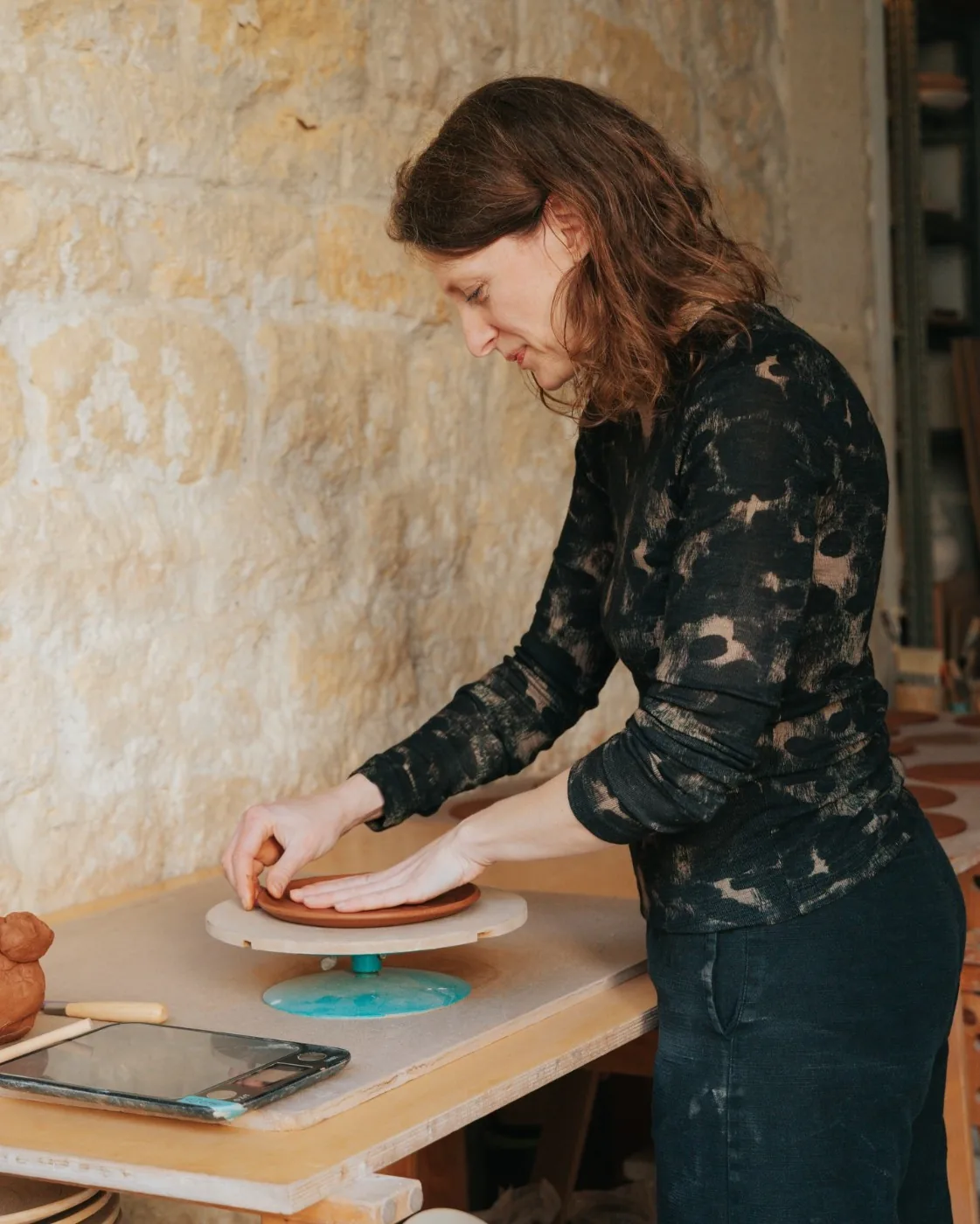 Une céramiste au travail