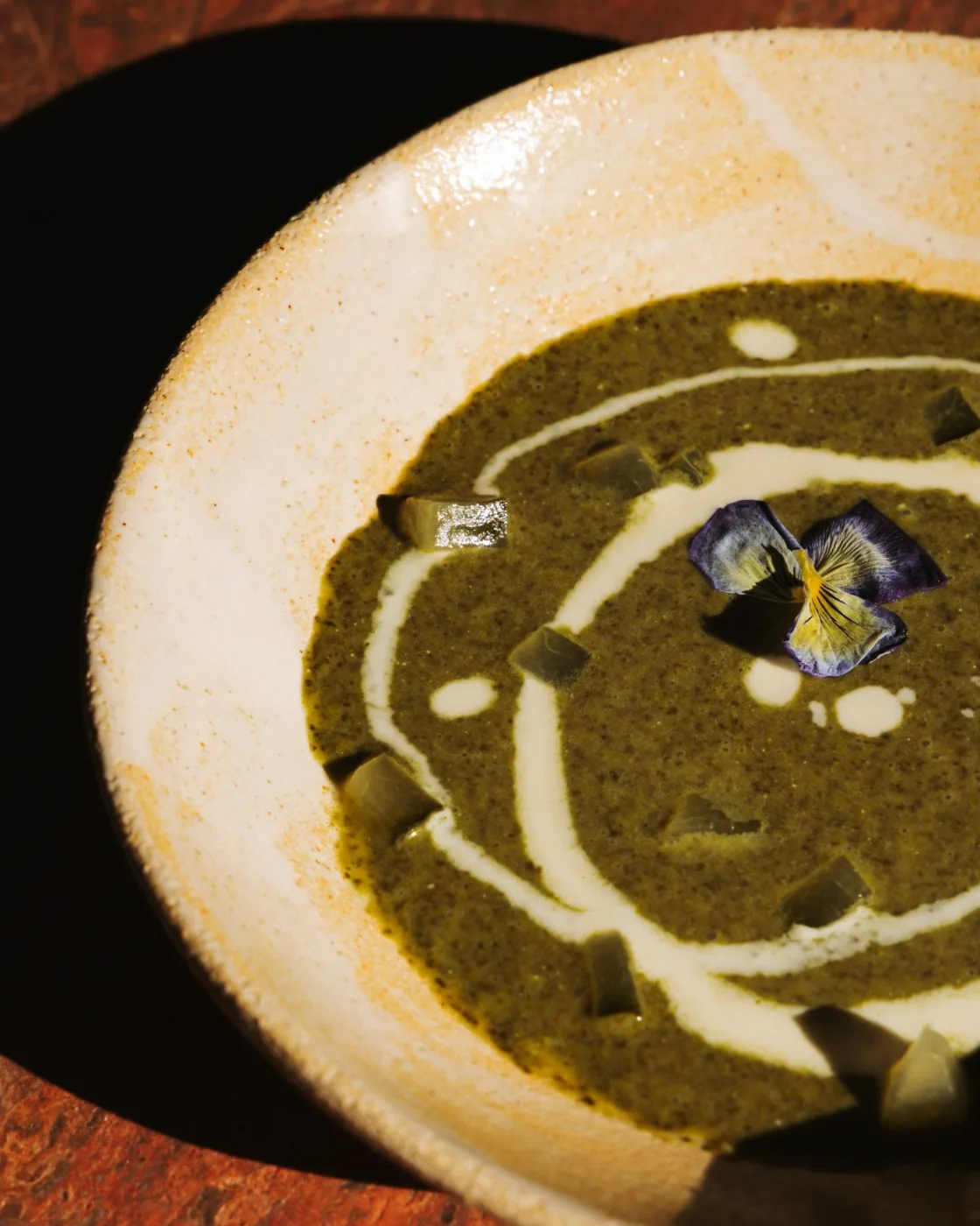 Gaspacho de pondu, pickles de concombre