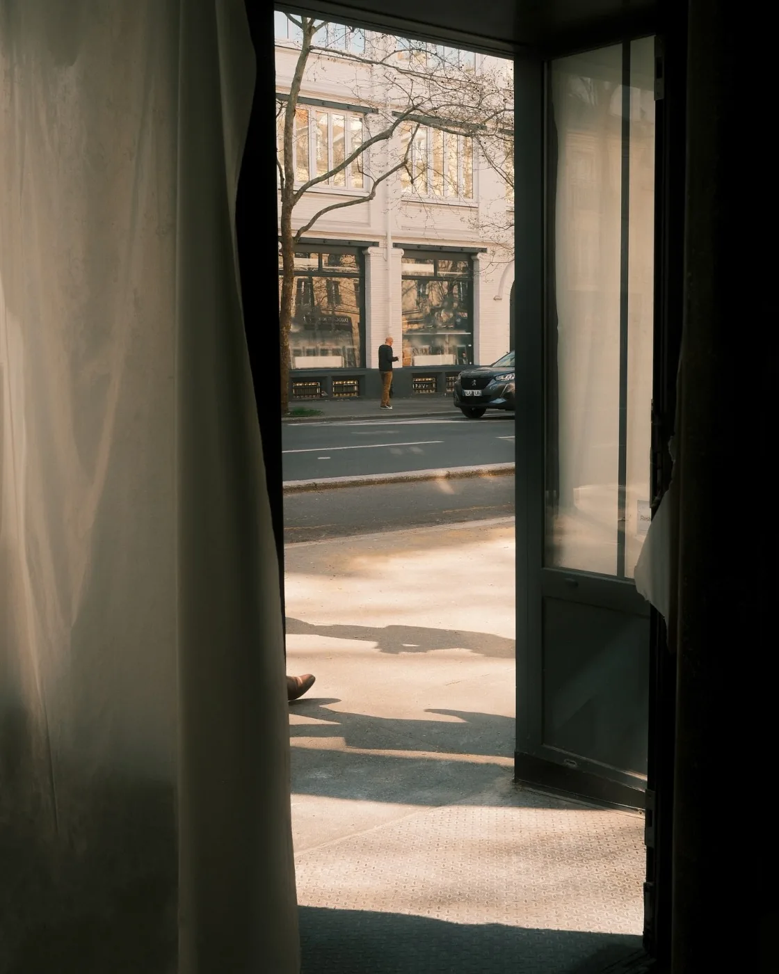 Le pas de porte depuis la rue